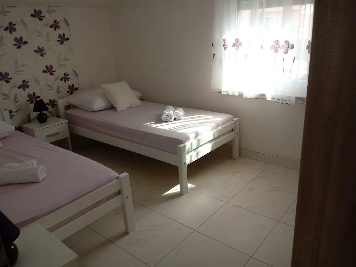 Apartmani Fran Vir 0*,  Croatia