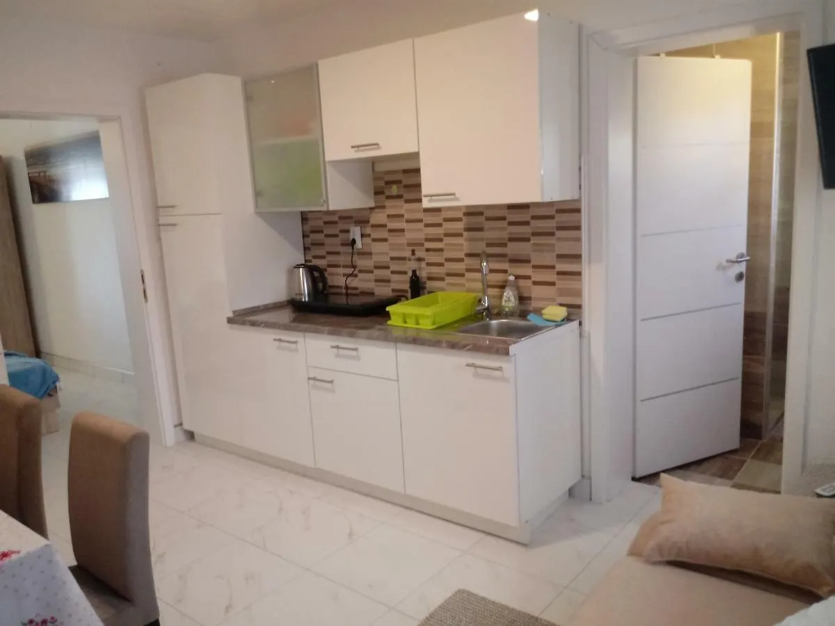 Apartmani Fran Vir 0*,  Croatia
